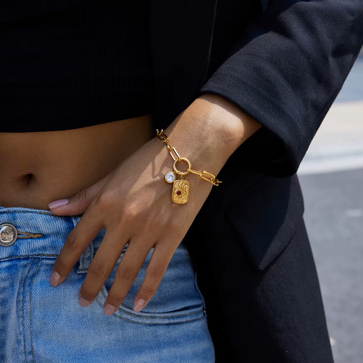 Detail reliéfního článku a zirkonu – ELENYS Relic Chain